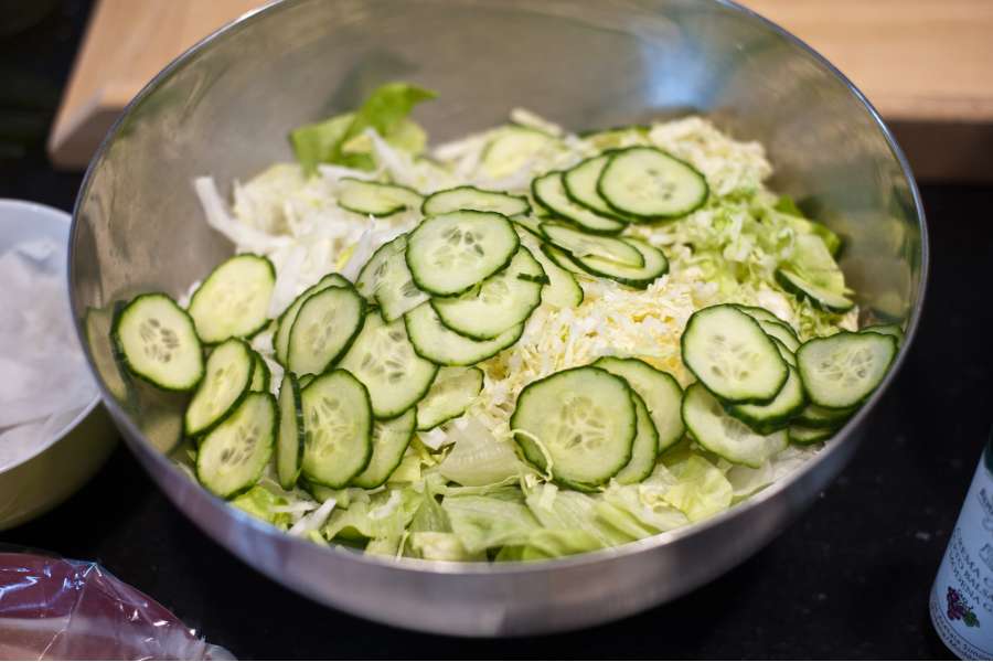 Rezept Foto Grillpizza und Ofenpizza Italien. Frischer Gartensalat wird in einer Schüssel bereitgestellt.