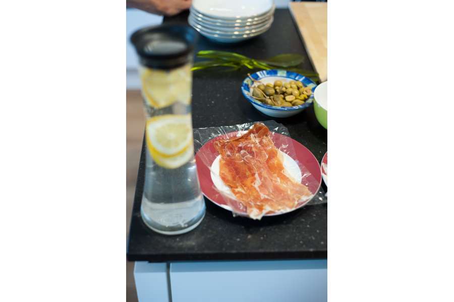 Rezept Foto Grillpizza und Ofenpizza Italien. Der Parmaschinken wird bereitgelegt und kommt nachdem Backen auf die Pizzen.