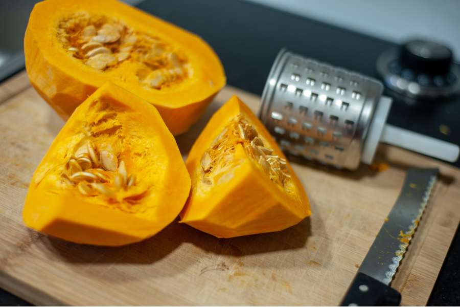 Rezept Foto Kürbis Quiche selber machen. Der Hokkaido Kürbis wurde in Stücke geschnitten und die Kerne entfernt.