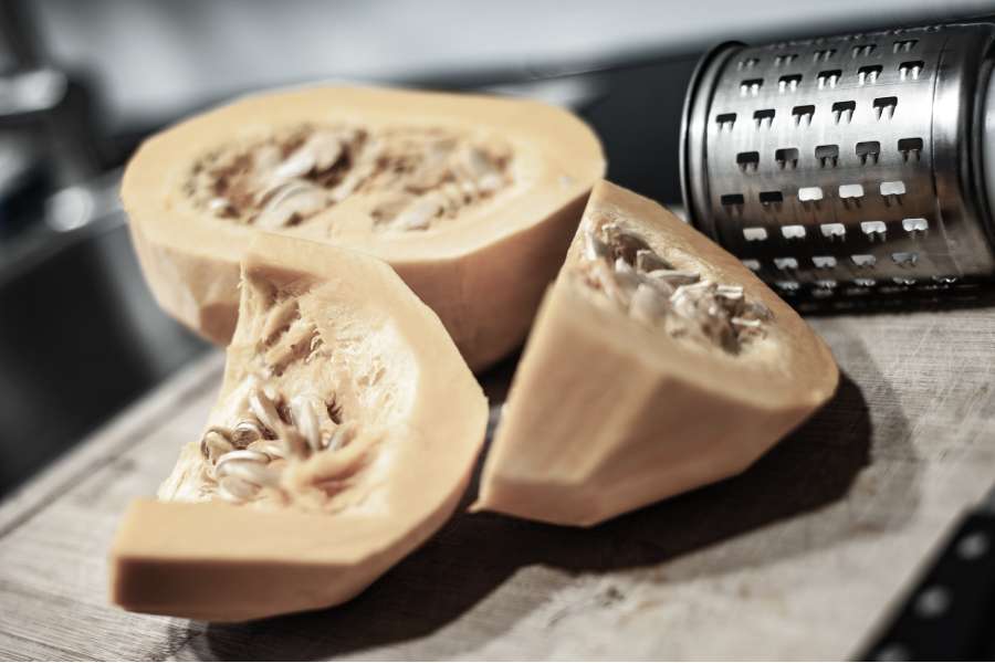 Rezept Foto Kürbis Quiche selber machen. Seitenansicht vom Hokkaido Kürbis der in Stücke geschnitten die Kerne entfernt wurden.