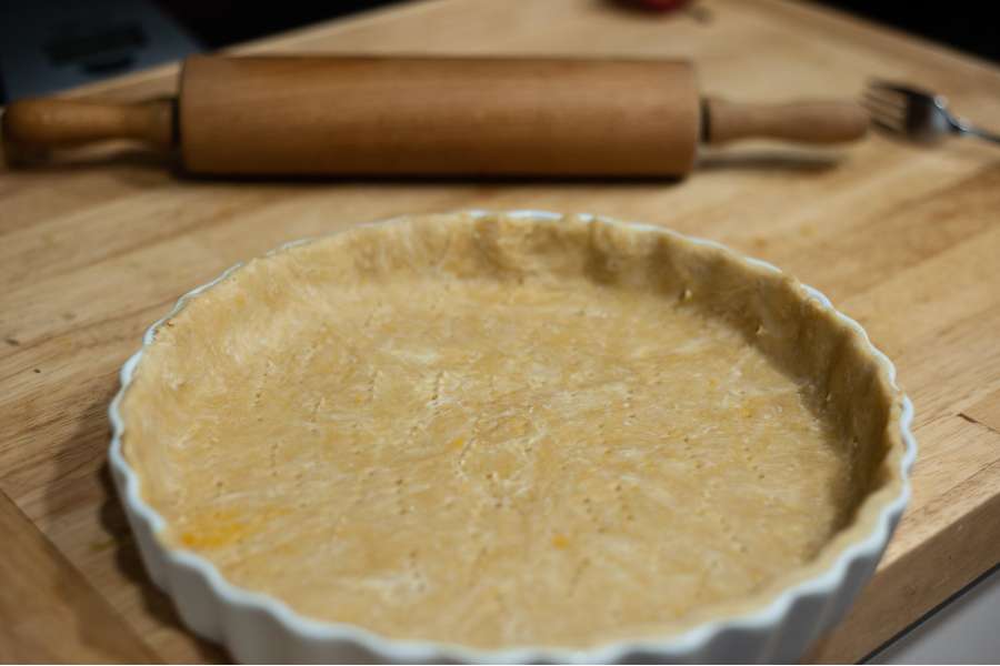 Rezept Foto Kürbis Quiche selber machen. Quicheform in der der Teig bereits ausgelegt wurde.