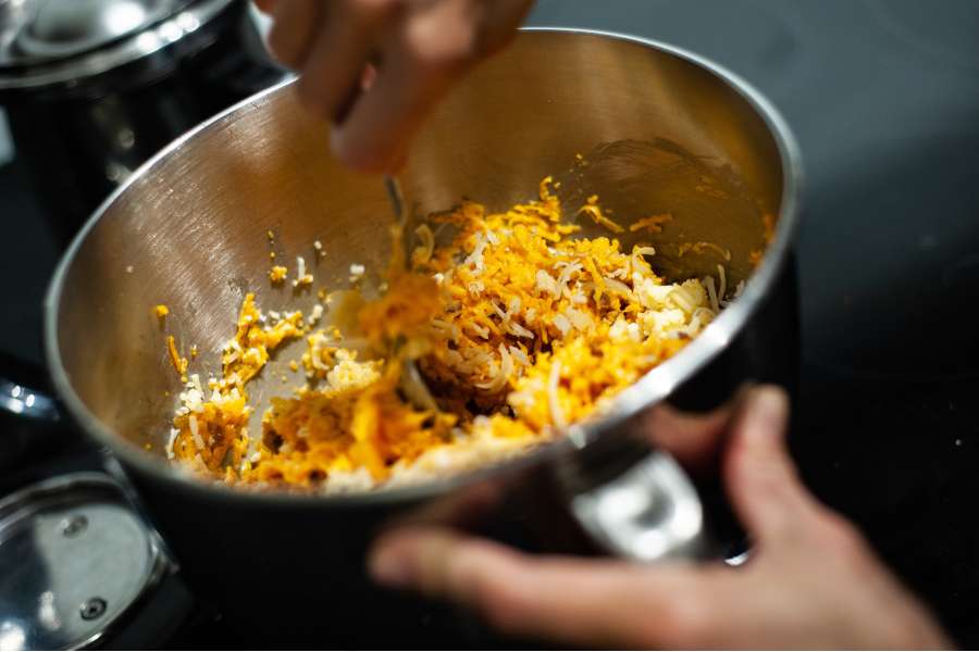 Rezept Foto Kürbis Quiche selber machen. Katharina verrührt die Kürbisstückchen mit den weiteren Zutaten für das Rezept.