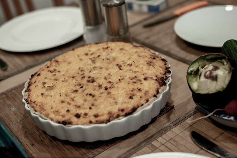 Rezept Foto Kürbis Quiche selber machen. Die Quiche kommt frisch aus dem Ofen, die knackige Oberfläche lockt und der krosse Speck fällt sofort ins Auge.