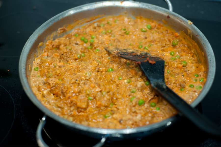 Rezept Foto Lasagne selber machen. Das Hackfleisch wird gerade mit Sahne und Schmand abgelöscht und behutsam umgerührt.