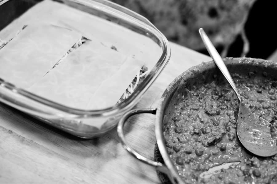 Rezept Foto Lasagne selber machen. Schwarz Weiss Foto der Lasagne Form und der Edestahlpfanne mit dem Brät.