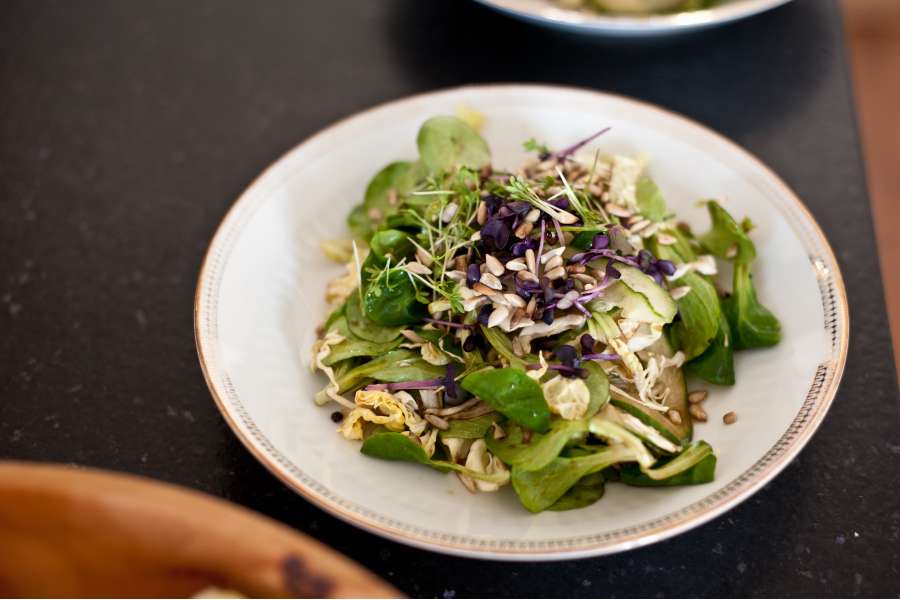 Rezept Foto Lasagne selber machen. Frischer Gartensalat ist eine tolle Beilage zur Lasagne. Frische Garten Gurken und leckerer Feldsalat sind auf einem runden Teller mit Goldrand garniert worden.