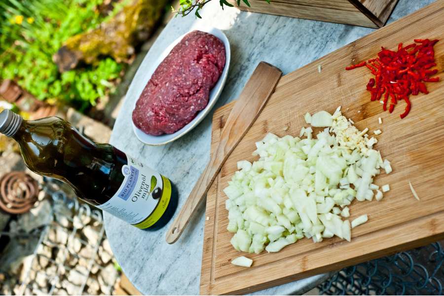 Rezept Foto Mexikansiche Enchillada. Alle Zutaten liegen vor dem Grill bereit. Das frische Hackfleisch wird gleich kross gegrillt.