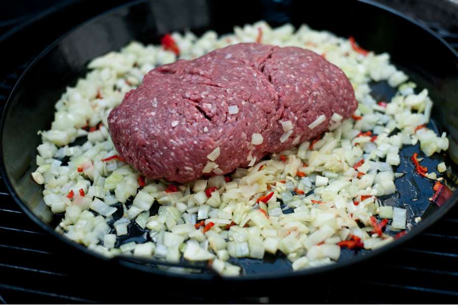Rezept Foto Mexikansiche Enchillada. Das Hackfleisch kommt im Ganzen als Braten geformt in die Grillpfanne, damit es rundherum schön braun angegrillt werden kann.