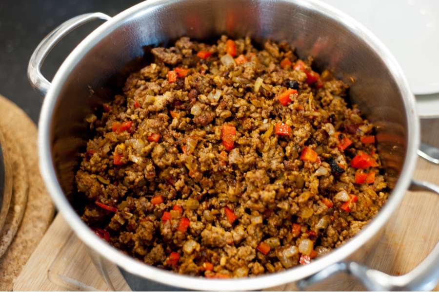 Rezept Foto Mexikansiche Enchillada. Das fertige Hackfleisch wird in einem Topf beiseite gestellt.