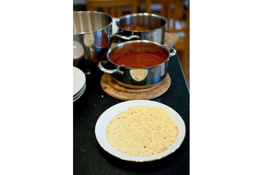 Rezept Foto Mexikansiche Enchillada. Hackfleisch und Soße stehen bereit um in die Toritallas gefüllt zu werden.