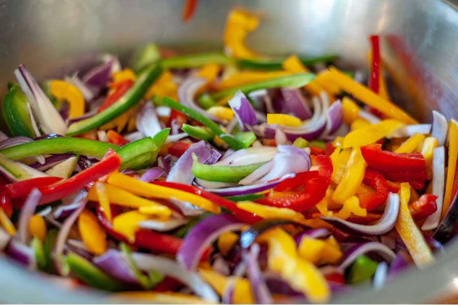 Rezept Foto Mexikansiche Grill Fajitas. Nahaufnahme der geschnittenen Paprikas und rote Zwiebeln.