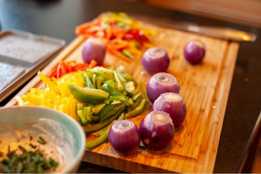 Rezept Foto Mexikansiche Grill Fajitas. Ein Schneidebrett mit alles Zutaten die für die Füllung der Fajitas benötigt werden.