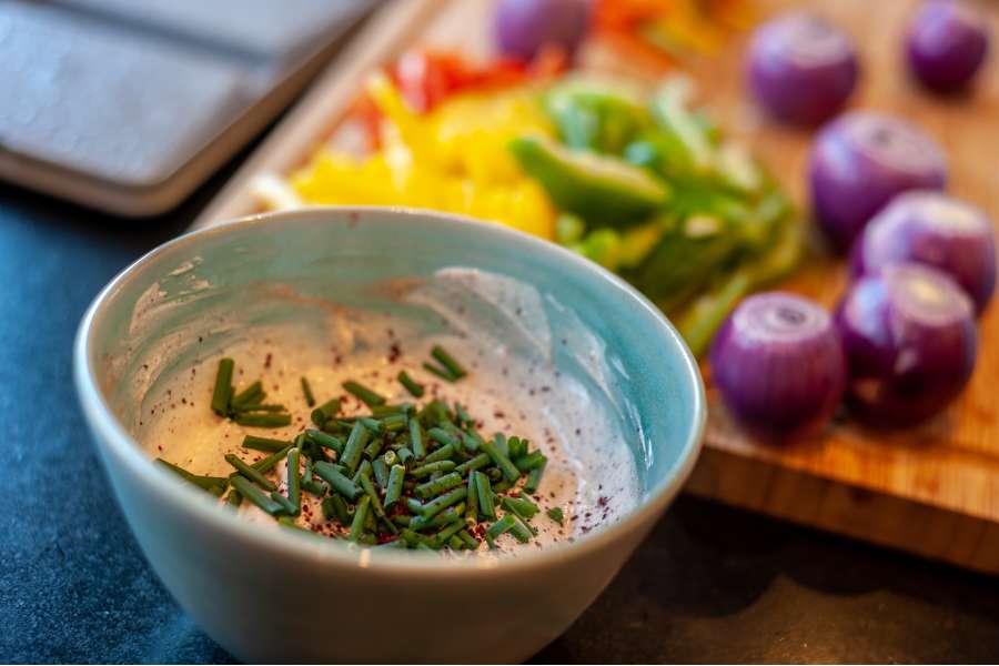 Rezept Foto Mexikansiche Grill Fajitas. Dip und Zutaten nebeneinander angerichtet.