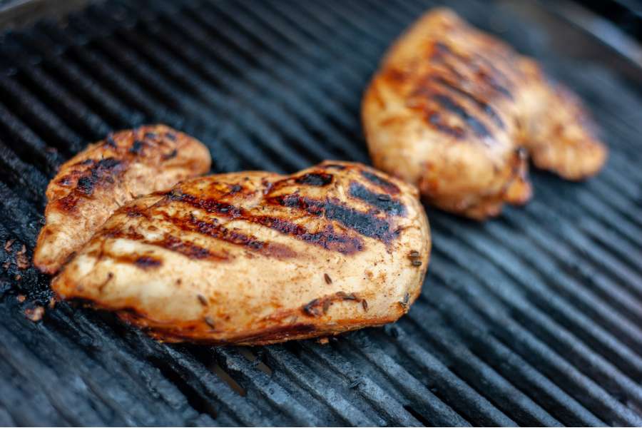 Rezept Foto Mexikansiche Grill Fajitas. Kross gegrillte Hähnchenbrust auf dem Gas Grill.