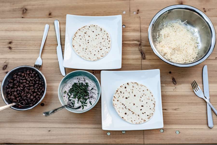 Rezept Foto Mexikansiche Grill Fajitas. Ein gedeckter Tisch im Garten, beim Grillen ist es das schönste, gleich im Freien zu sein und dort Essen zu dürfen.