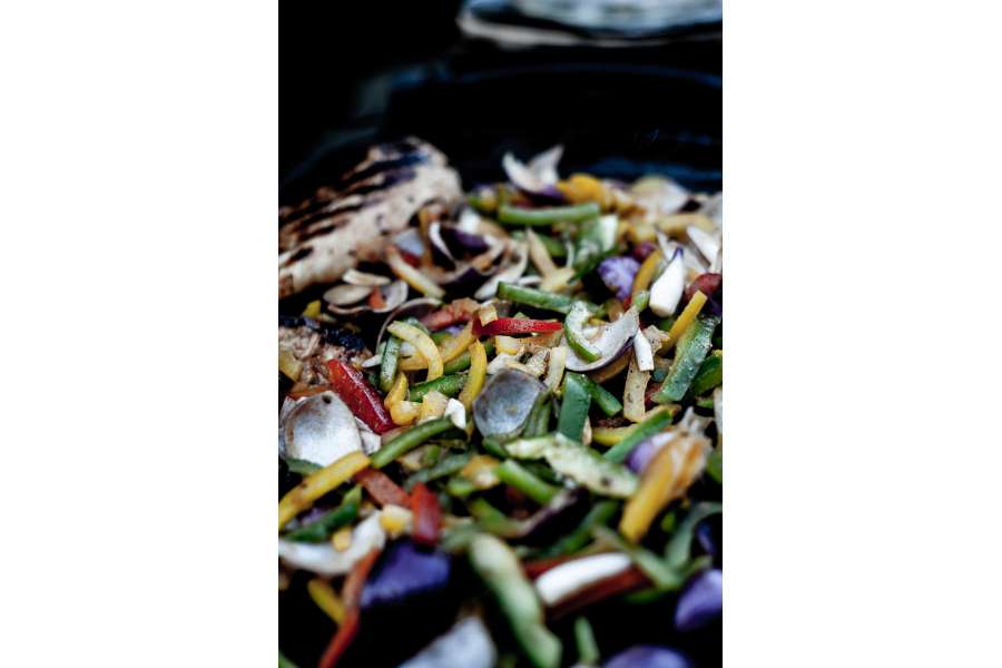 Rezept Foto Mexikansiche Grill Fajitas. Nahaufnahme des angegrillten Gemüse, das schon richtig Farbe bekommen hat.