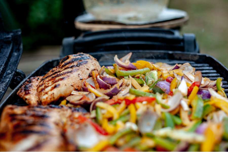 Rezept Foto Mexikansiche Grill Fajitas. Nahaufname der angegrillten Hähnchenbrust, das Gemüse ist auch gleich fertig.