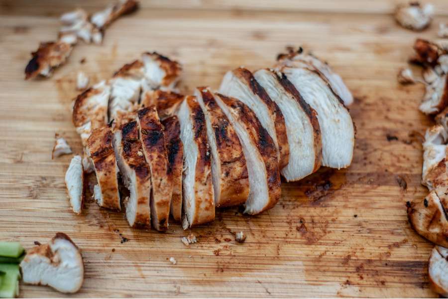 Rezept Foto Mexikansiche Grill Fajitas. Die Hähnchenbrust in dünne Scheiben geschnitten.