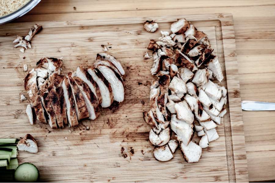 Rezept Foto Mexikansiche Grill Fajitas. Die dünnen Hähnchenbrust Streifen werden noch in kleinere Würfel geschnitten, damit sie gut in die Fajitas passen.