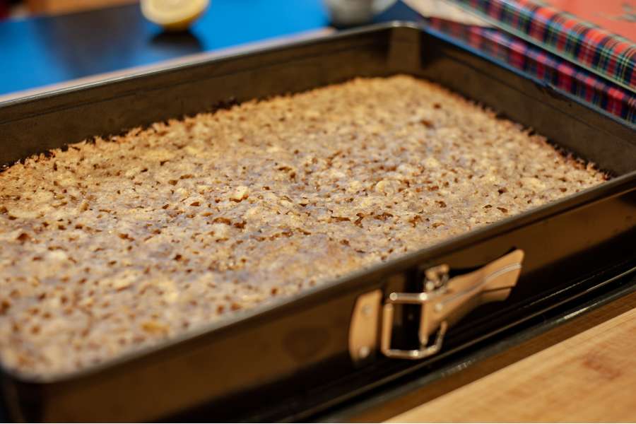 Rezept Foto Ammerthal Nussecken. Die gebackenen Nussecken liegen noch im ganzen auf der Backform.