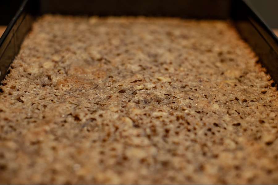 Rezept Foto Ammerthal Nussecken. Detailaufnahme der gebackenen Nussecken auf der Backform.