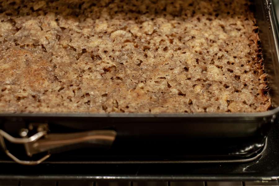 Rezept Foto Ammerthal Nussecken. Detailaufnahme der Nussecken die gerade frisch aus dem Ofen kommen.