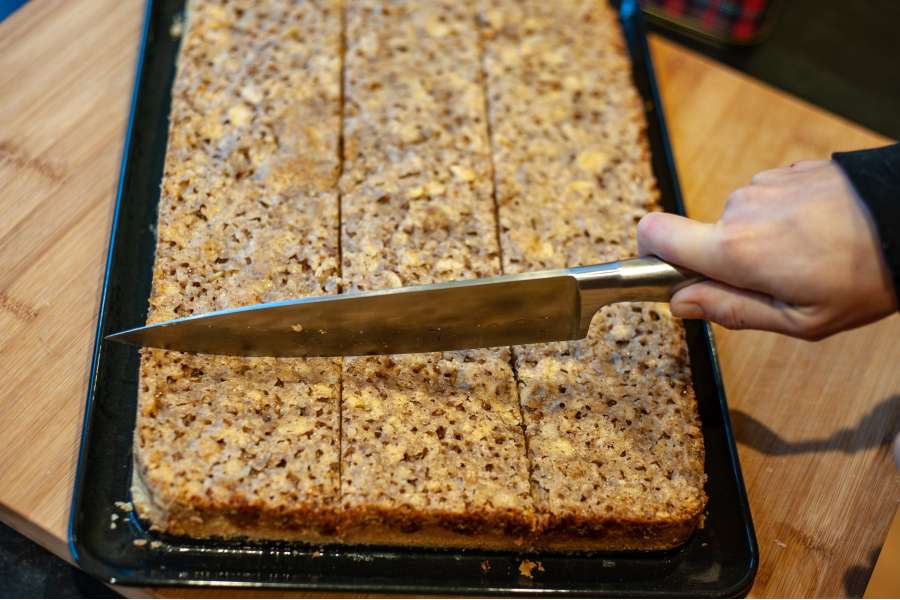 Rezept Foto Ammerthal Nussecken. Einmal längs geschnitten und einmal quer geschnitten, werden die Nussecken zu Quadraten portioniert.