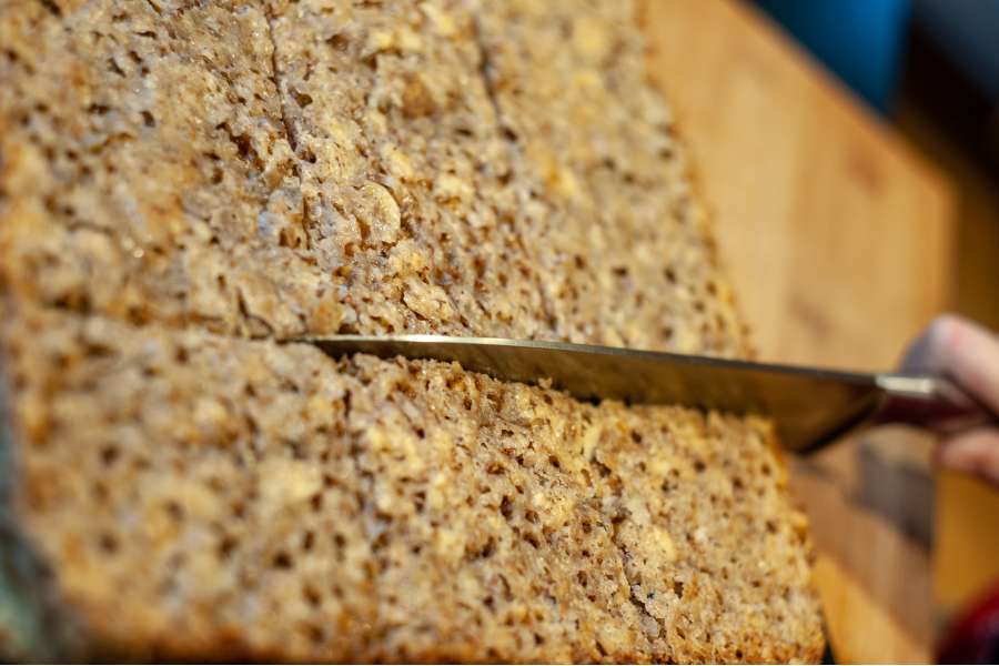 Rezept Foto Ammerthal Nussecken. Detailaufnahme wie die Nussecken Quadrate mit einem Diagonalschnitt zu Nussecken werden.