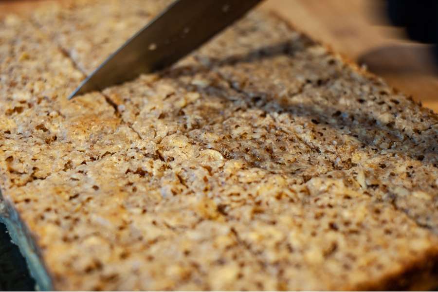 Rezept Foto Ammerthal Nussecken. Detailaufnahme des Portionierens der Nussecken.