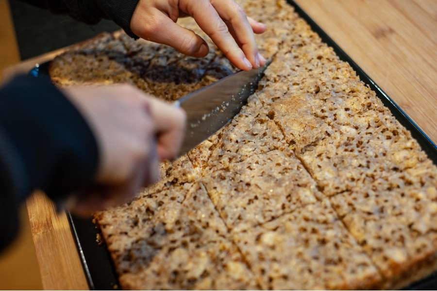 Rezept Foto Ammerthal Nussecken. Detailansicht von der Seite, wie die Nussecken im Raster geteilt wurden.