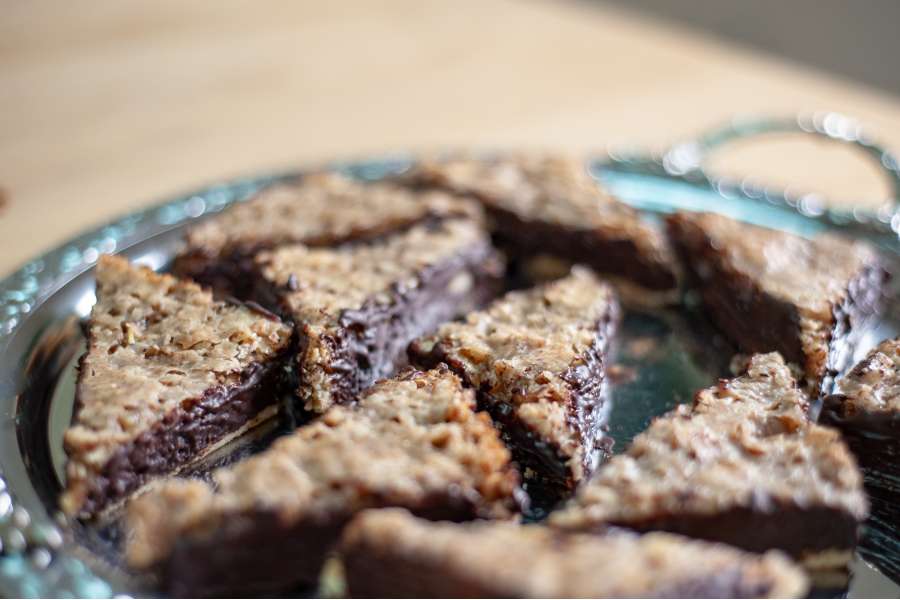 Rezept Foto Ammerthal Nussecken. Ansicht der fertig lasierten Nussecken auf einem Silbertablett.