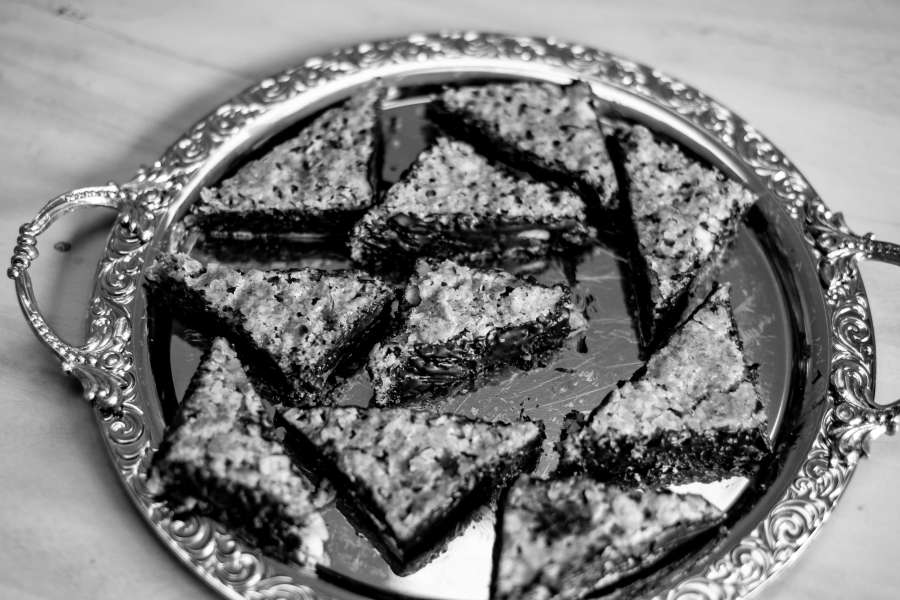 Rezept Foto Ammerthal Nussecken. Draufsicht der fertig lasierten Nussecken auf einem Silbertablett.