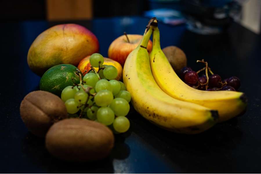 Rezept Foto Grüner Power Früchte Smoothie. Die Zutaten liegen nun auf dem Tisch bereit für die Verarbeitung.