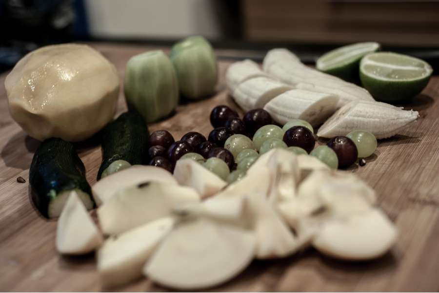 Rezept Foto Grüner Power Früchte Smoothie. Detailaufnahme der geschälten Früchte, die zum Zerkleinern für den Smoothie bereit liegen.
