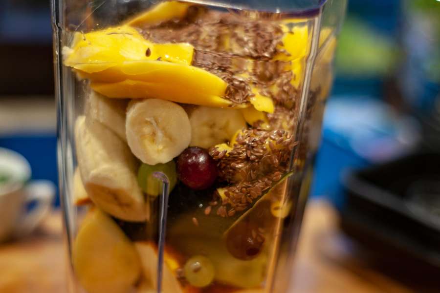 Rezept Foto Grüner Power Früchte Smoothie. Die Zutaten liegen alle im Blender bereit und warten darauf gemixed zu werden.