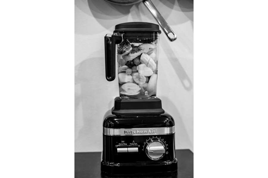 Rezept Foto Grüner Power Früchte Smoothie. Darstellung des großen Blenders, der für den Smoothie bereitsteht.
