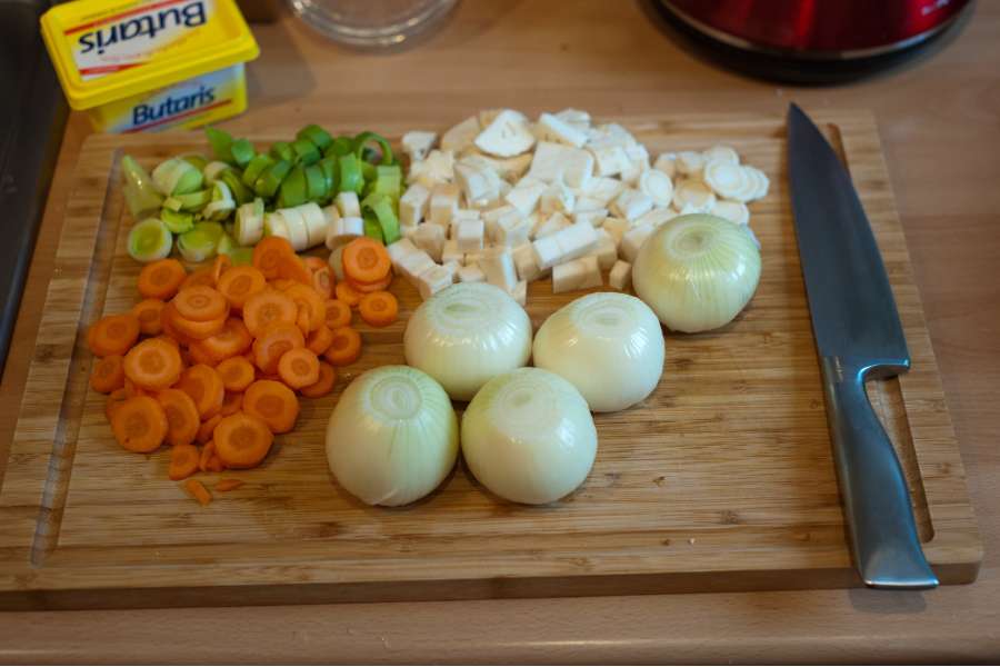 Rezept Foto Sauerbraten mit Serviettenknödel. Das Suppengemüse ist auf dem Schneidebrett aufgelegt. Bereit zum Zerkleinern.