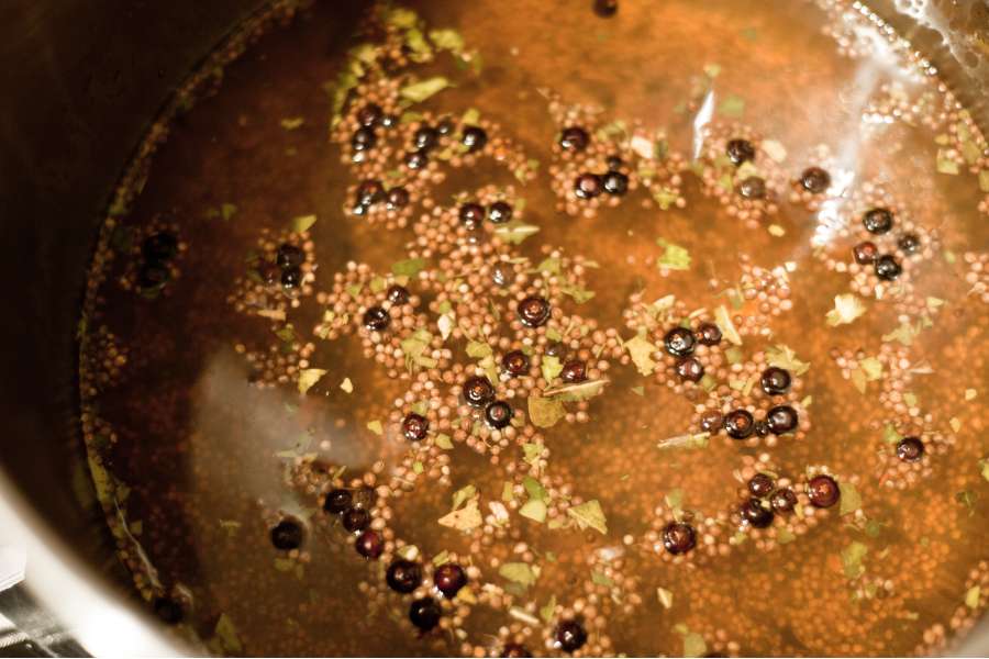 Rezept Foto Sauerbraten mit Serviettenknödel. Der Sauerbraten Sud mit Loorbeerblättern, Essig Sud, Zwiebelringen und Senfsaat wird gleich aufgekocht,da mit der Tafelspitz hineinkommen kann.