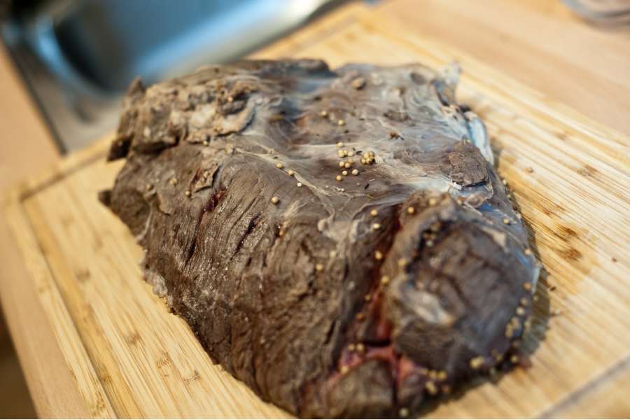 Rezept Foto Sauerbraten mit Serviettenknödel. Der 5 Tage lang gebeizte Sauerbraten sieht von außen grau aus und von innen ist das Fleisch dunkelrot. Der Braten fühlt sich jetzt schon weich an.