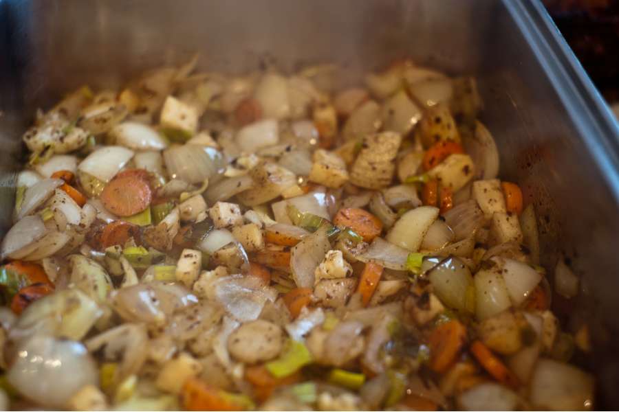 Rezept Foto Sauerbraten mit Serviettenknödel. In den Bräter kommt nun das zerkleinerte Gemüse und wird rundherum scharf angebraten.