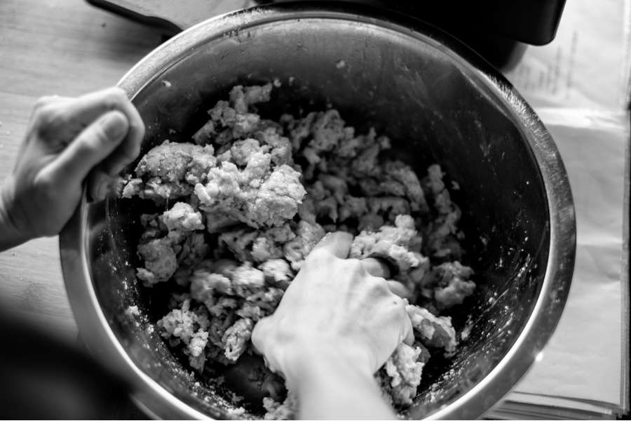 Rezept Foto selber gemachte Semmelknödel. Erneut per Hand die Semmknödel Masse gut verkneten.