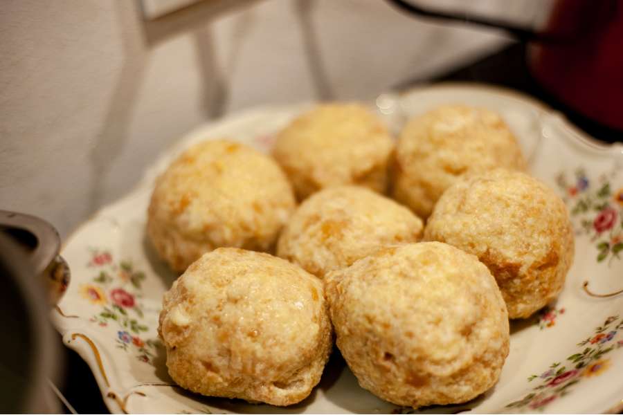 Rezept Foto selber gemachte Semmelknödel. Die gold gelben Semmelknödel liegen in einer alten handbemalten Schüssel.