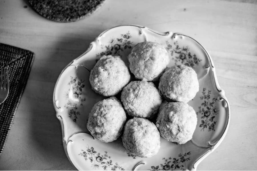 Rezept Foto selber gemachte Semmelknödel. Die bayerischen Semmelknödel sind ein Genuß, gleich werden Sie für einen Sauerbraten serviert.